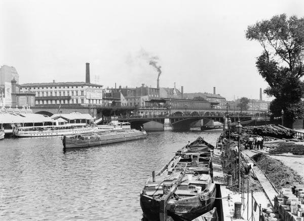 View of the River Spree, Berlin, c.1910 (b/w photo) 