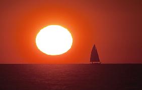 Segelboot bei Sonnenuntergang in Warnemünde