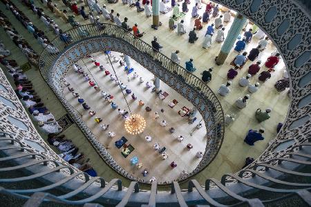 Thousands pray in one of worlds largest mosques