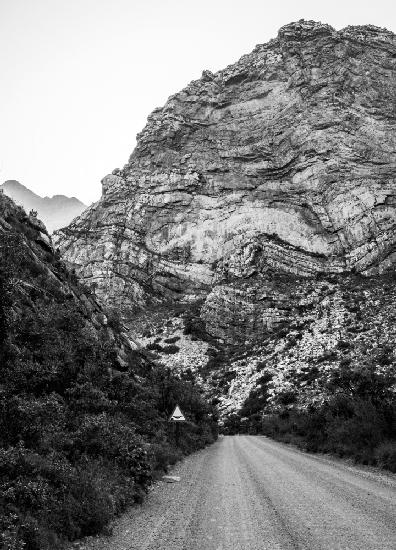 Schwarz-weiße Straße zwischen den Bergen