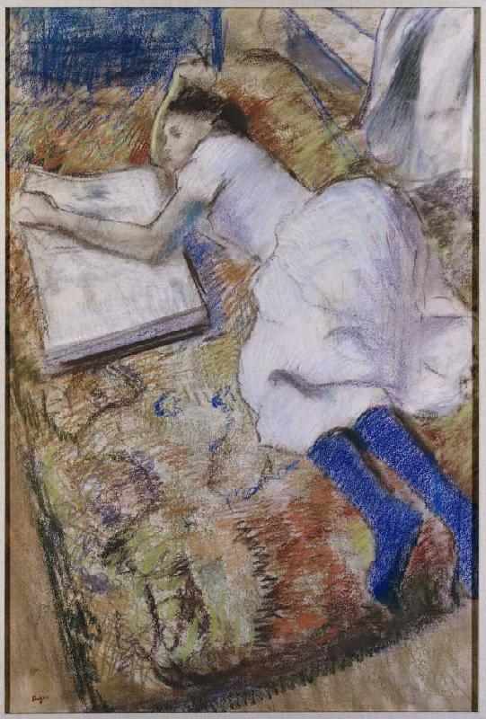 Ein liegendes junges Mädchen, ein Album ansehend from Edgar Degas