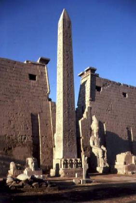 Centre of the facade with the obelisk and a statue of Ramesses II (1298-32 BC) New Kingdom (photo)