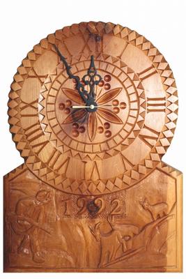 Aus Holz geschnitzte Uhr from Ervin Monn