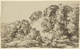 Baumbestandener Hügel, im Vordergrund ein Gewässer mit lagernden Wanderern