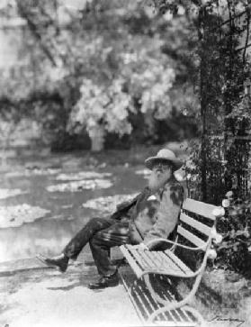 Claude Monet (1841-1926) in his garden at Giverny, c.1920 (b/w photo)