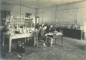 A corner of the chemistry laboratory, from 'Industrie des Parfums a Grasse', c.1900 (photo)