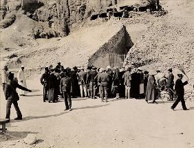 Crowd of interested spectators waiting outside the Tomb of Tutankhamun, Valley of the Kings (gelatin