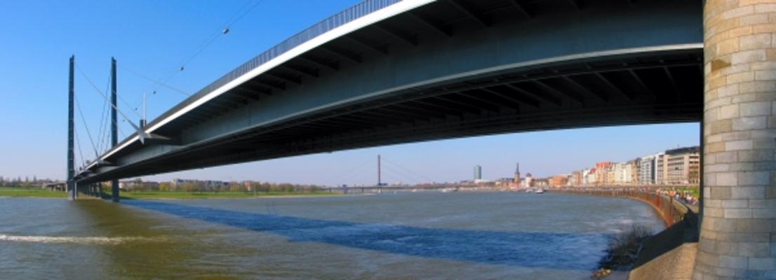 Rheinkniebrücke und Altstadtpanorama from Hubert Schunk