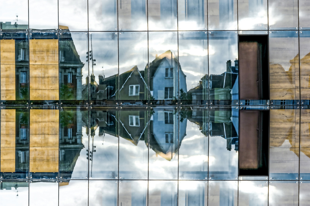 Reflection on modern building from Isabelle DUPONT
