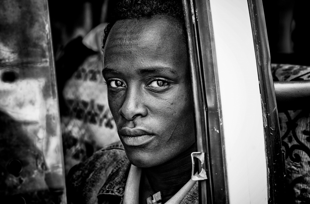 Ethipian man looking throught the bus´ window from Joxe Inazio Kuesta Garmendia