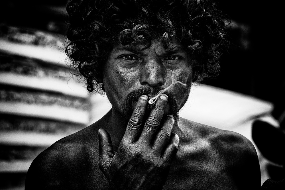 A homeless man smoking in the streets of Delhi. from Joxe Inazio Kuesta Garmendia