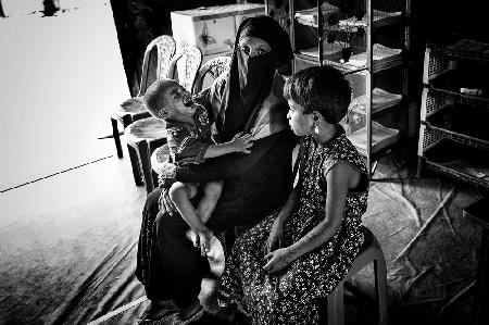 Rohingya refugee woman with her child in a medical camp - Bangladesh