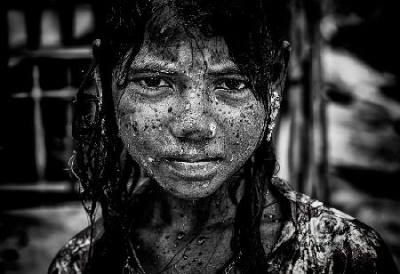 Rohingya refugee girl cooling off from the heat - Bangladesh