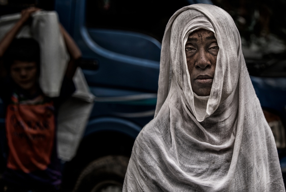 Rohingya woman in the streets of a refugee camp - Bangladesh from Joxe Inazio Kuesta Garmendia