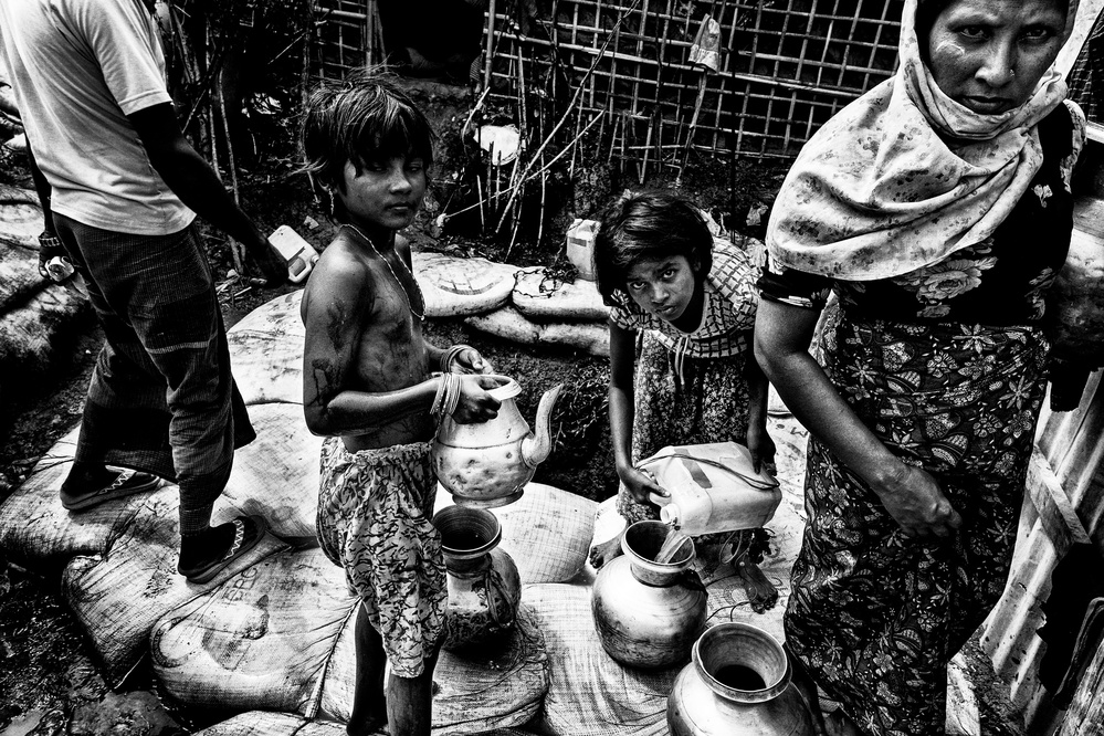 Rohingya people drawing water from a pit - Bangladesh from Joxe Inazio Kuesta Garmendia