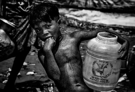 Going for water in a rohingya refugee camp - Bangladesh