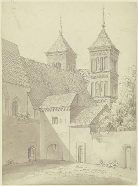 Romanische Kirche mit zwei Türmen, vorn der Klosterhof