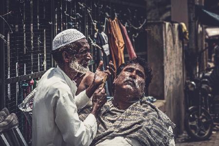 Street barber of Jaipur lake