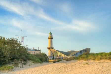 Teepott und Leuchtturm in Warnemünde an der Ostsee