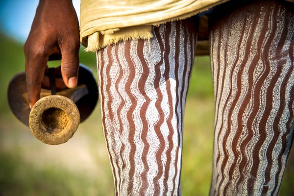 Mann aus dem Hamer Stamm mit bemalten Beinen in Omo Valley, Äthiopien, Afrika from Miro May