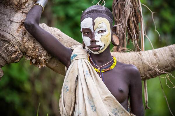 Porträt Frau am Baum Suri / Surma Stamm in Omo Valley, Äthiopien, Afrika from Miro May