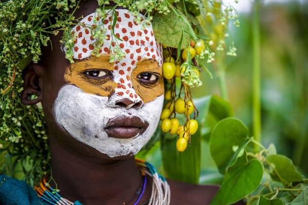 Porträt junge Frau aus dem Suri / Surma Stamm in Omo Valley, Äthiopien, Afrika from Miro May