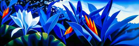 Ein leuchtend blauer Dschungel mit exotischen Pflanzen und tropischer Blume in weiß . Der Hintergrun