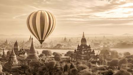 Heißluftballon über buddhistischen Tempeln in Bagan, Myanmar, Burma