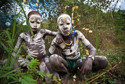 Kinder aus dem Mursi Stamm in Äthiopien, Afrika.