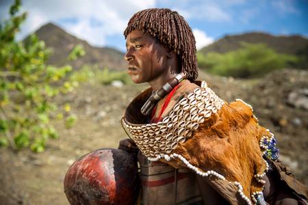 Porträt verheiratete Frau aus dem Hamer Stamm in Omo Valley, Äthiopien, Afrika