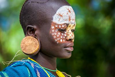 Portrait einer Frau aus dem Suri Stamm in Äthiopien, Afrika.