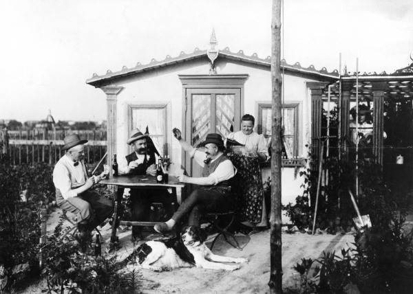 Playing skat outside summerhouse / 1906 from 