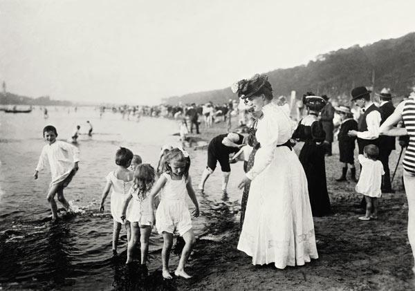 On the beach / Berlin-Wannsee / c.1907