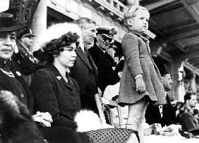 child Prince Constantin with his parents during exile in Egypte , here attending in Alexandria the G