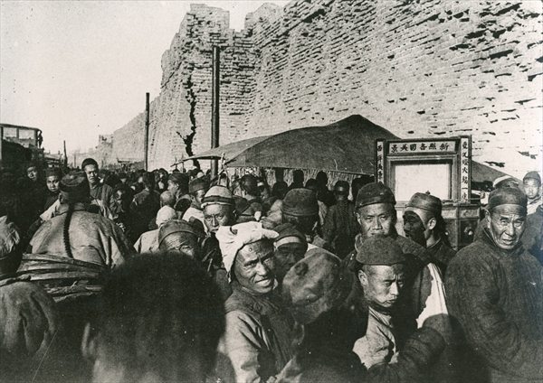 Crowd around a travelling theatre in Tien-Tsin, 1902 (b/w photo)  from 