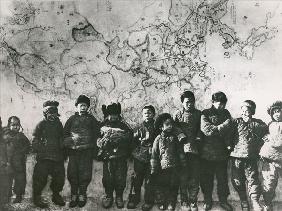 Chinese children in front of a mural, 1933 (b/w photo) 