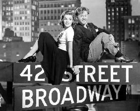 Debuts a Broadway BABES ON BROADWAY de BubsyBerkeley avec Judy Garland et Mickey Rooney