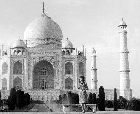 Jackie Kennedy in front of the Taj Mahal, India