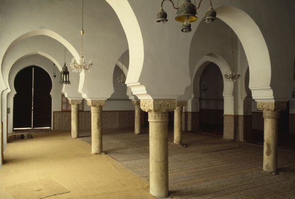 Mosque Sidi Halaoui, view of the prayer hall (photo)  from 