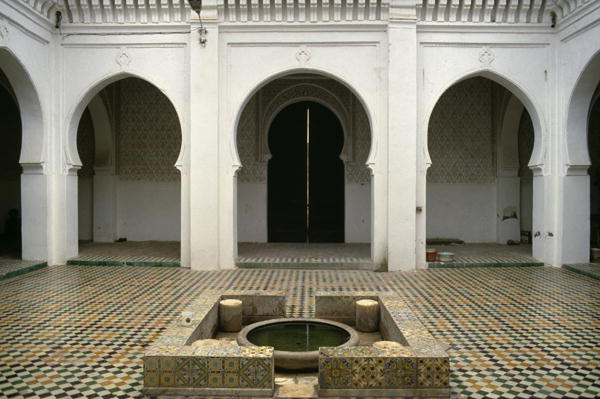 Mosque Sidi Halaoui, view of the courtyard (photo)  from 
