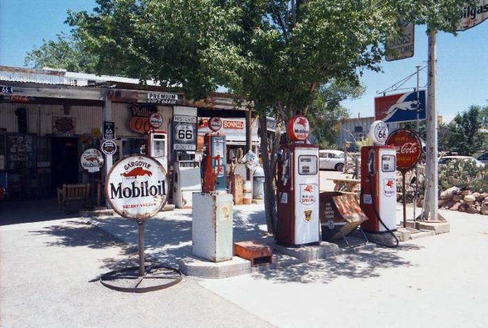Route 66 which cross United States from Los Angeles to Chicago : here a gas station from 