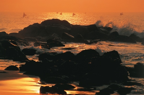 Sea in silhouette (photo)  from 