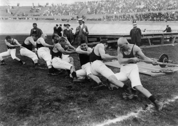 Sport: Tug-o''-war. - A tug-o''-war team (in the Grunewald Stadium Berlin?). - Photo, uncaptioned, u from 