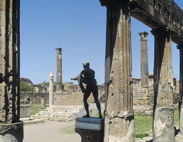 Statue and temple of Apollo (photo)  from 