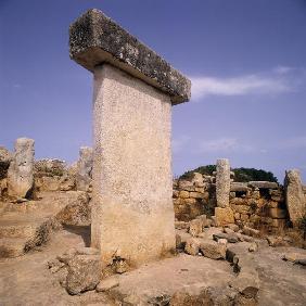 Taula at archaeological site, Bronze Age (photo) 