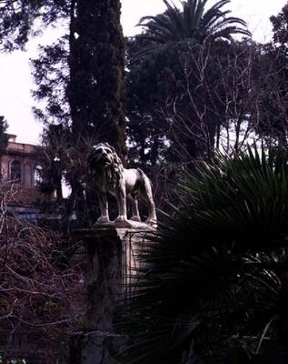 View of the garden with a statue of a lion (photo) from 