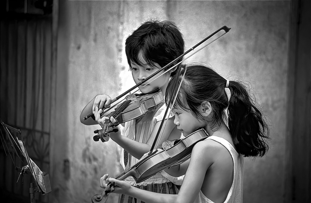 The violin sisters from Olivier Schram