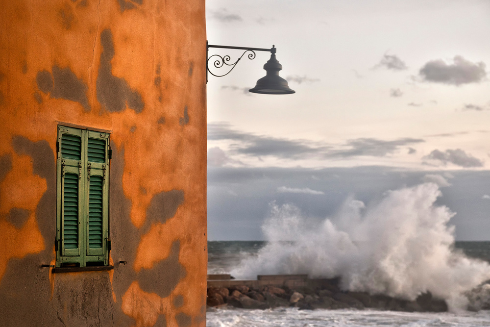 The wall and the wave from Paolo Bolla