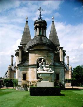 Exterior view of the chapel with sculpture of Diana the Huntress in front (photo)
