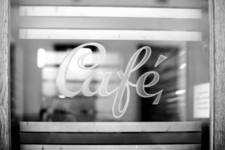Fenster mit Aufschrift Cafe in einem Wiener Kaffeehaus.